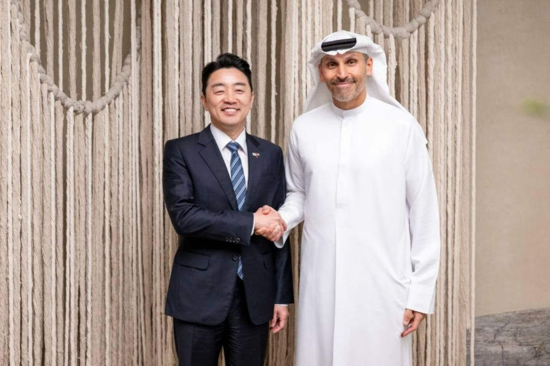 Kang Hoon-sik, left, the presidential chief of staff and special envoy for strategic economic cooperation, shakes hands with Khaldoon Khalifa Al Mubarak, the chairman of Abu Dhabi's Executive Affairs Authority, in Abu Dhabi, the United Arab Emirates, in a photo shared on Kang's Facebook on Feb. 26. [SCREEN CAPTURE]