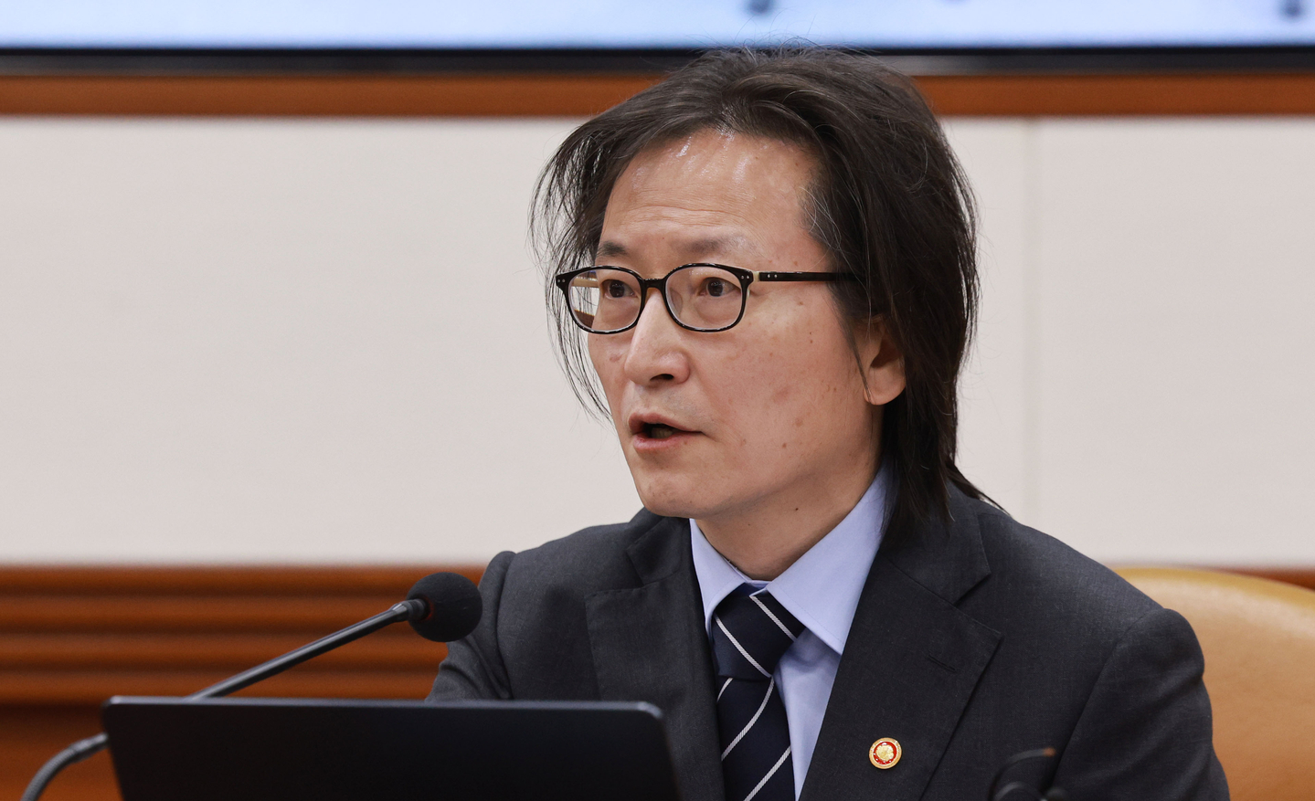 Fair Trade Commission Chairperson Ju Biung-ghi speaks at a meeting at the government complex in Jongno District, central Seoul, on Feb. 26. [YONHAP]