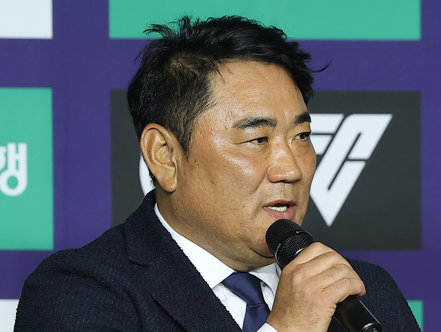 Kim Hyun-seog, head coach of Ulsan HD FC, speaks during the K League 1 season-opening media day at the Swiss Grand Hotel Seoul in Seodaemun District, western Seoul, on Feb. 25. [YONHAP]