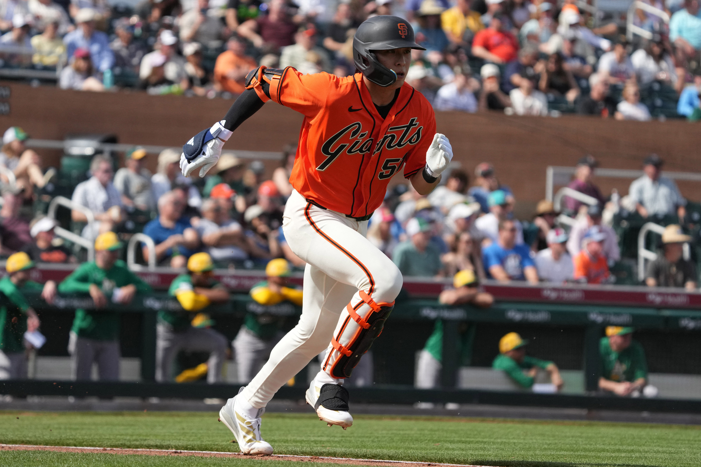 San Francisco Giants center fielder Lee Jung-hoo runs to first in the second inning of a spring training baseball game against the Athletics at Scottsdale Stadium in Scottsdale, Arizona, on Feb. 23. [REUTERS/YONHAP] 