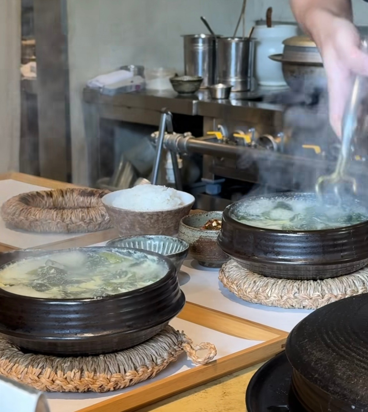Perilla seed seaweed soup served at Oilje in Yongsan District, central Seoul [SCREEN CAPTURE]