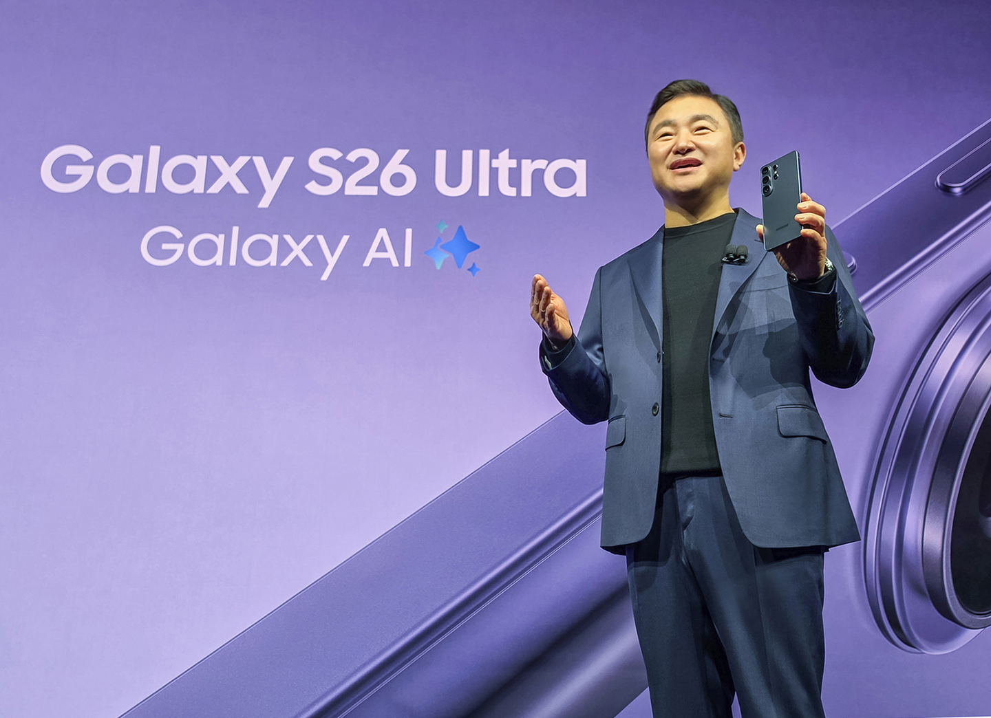 Samsung Electronics CEO Roh Tae-moon holds up the new Galaxy S26 Ultra at Galaxy Unpacked in San Francisco on Feb. 25. [SAMSUNG ELECTRONICS] 