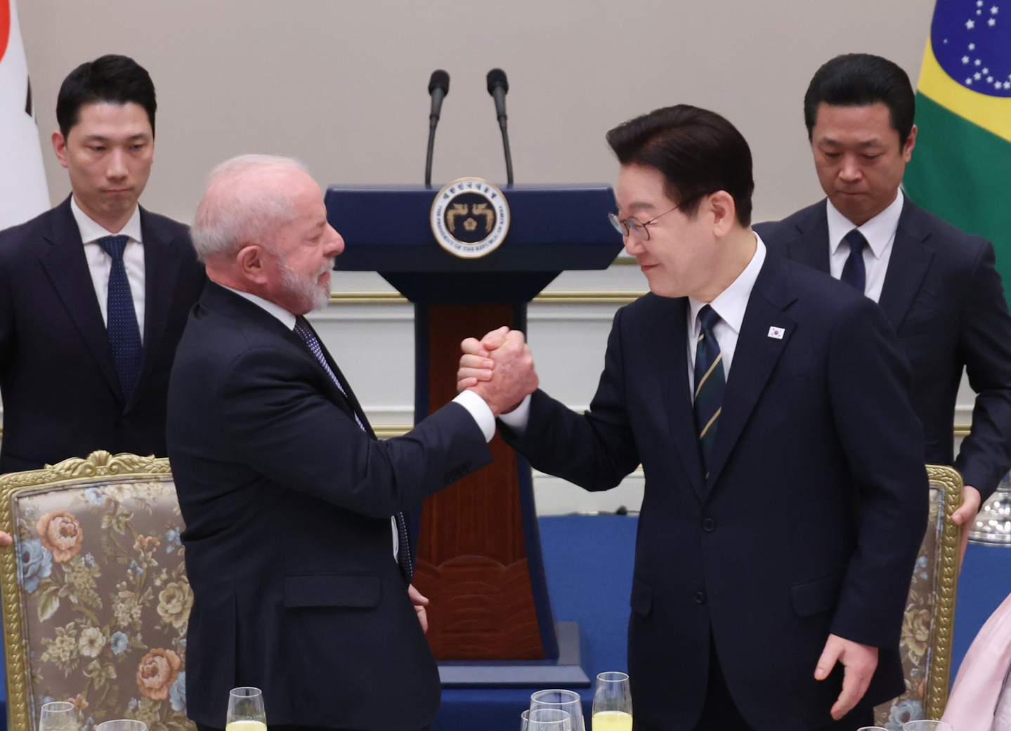President Lee Jae Myung, right, and Brazilian President Luiz Inácio Lula da Silva shake hands at a state banquet at the Blue House in central Seoul on Feb. 23, after their summit talks. [JOINT PRESS CORPS]