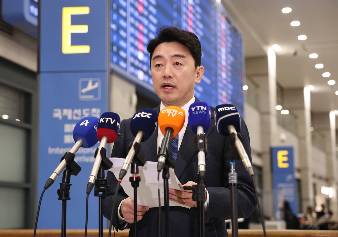 Kang Hoon-sik, the presidential chief of staff, speaks to reporters about the results of his three-day trip to the United Arab Emirates as the president’s special envoy at Incheon International Airport on Feb. 26. [NEWS1]