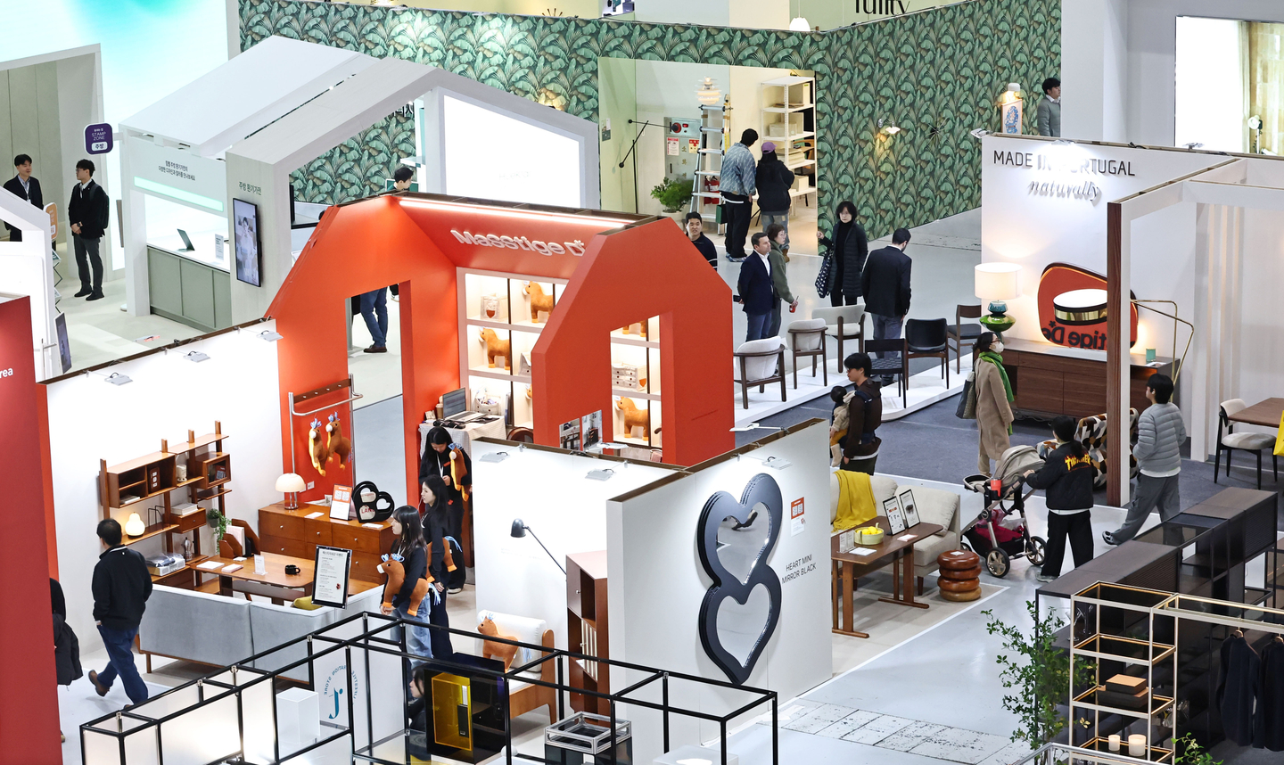 People view the brands at the 2026 Seoul Living Design Fair at Coex in southern Seoul on Feb. 25. [YONHAP]