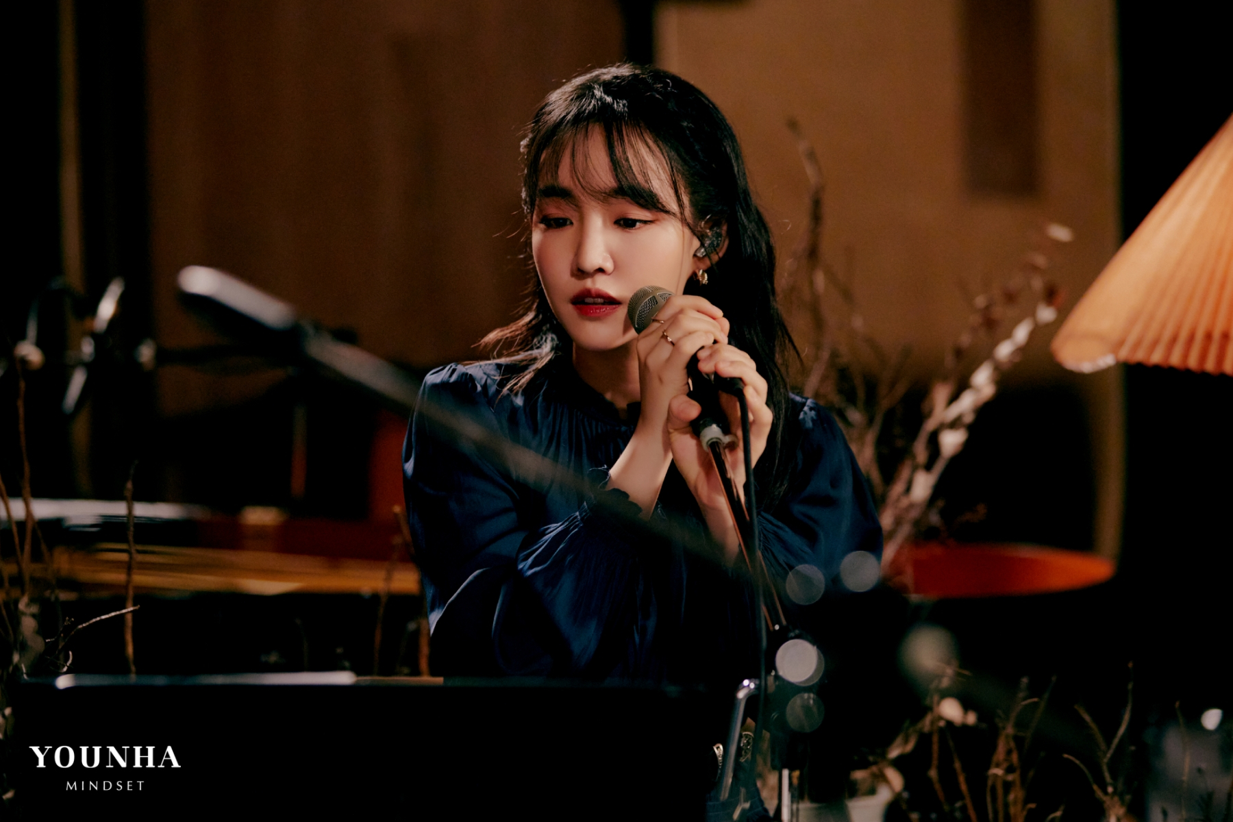 Singer-songwriter Younha performs on stage.[C9 ENTERTAINMENT]