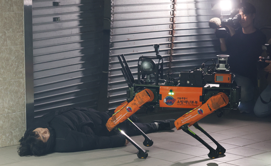 A four-legged robot identifies a person in need of rescue during a demonstration at the Seoul Metropolitan Fire Academy in Eunpyeong District, northern Seoul, on Feb. 26. [NEWS1]