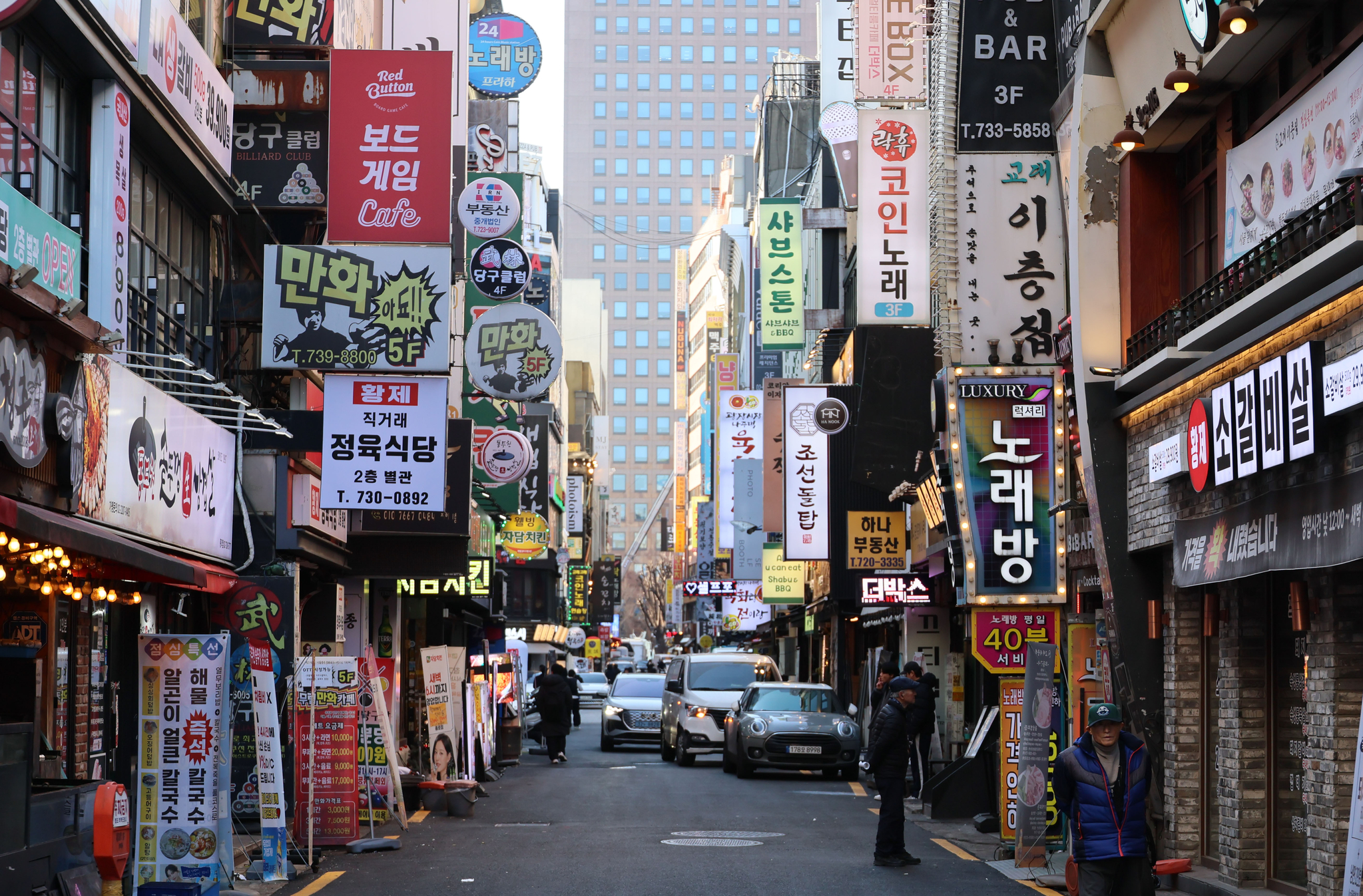 A street in Jongno District, central Seoul, full of restaurants [YONHAP] 