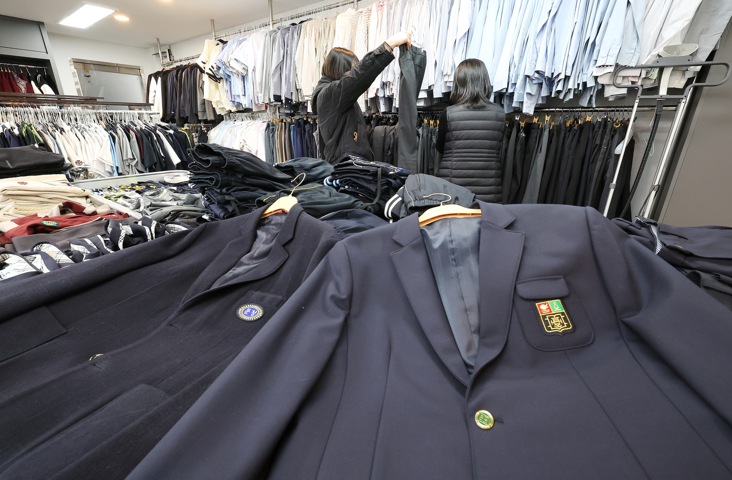This undated file photo shows school uniforms at a store. [YONHAP] 