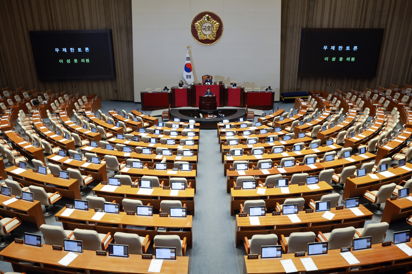 Lawmakers attend a plenary session of the National Assembly on an amendment to the Criminal Act, at the National Assembly in Yeouido, western Seoul, on Feb. 26. [YONHAP]