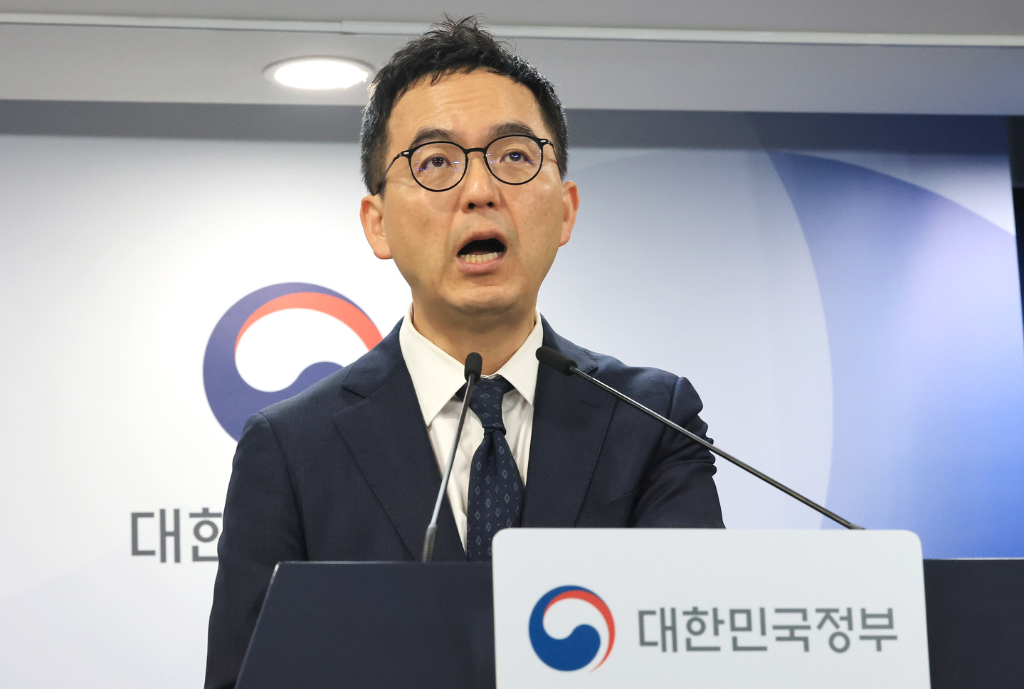 Koo Ja-hyun, acting prosecutor general, speaks during a press conference at government complex in central Seoul on Feb. 26. [NEWS1] 