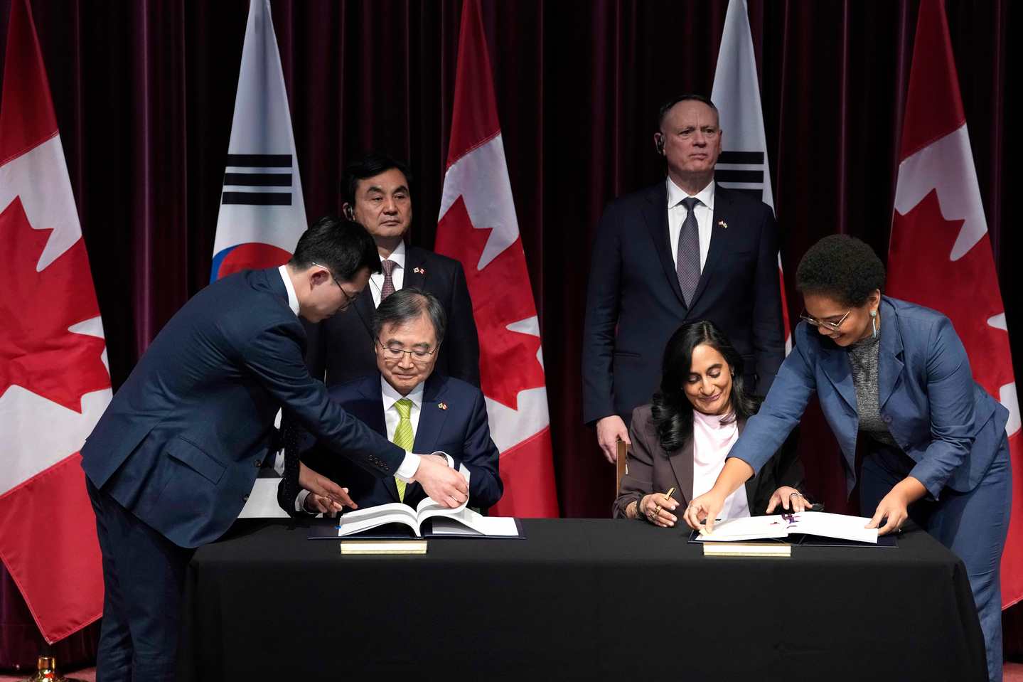 Foreign Affairs ministers Cho Hyun of Korea, seated left, and Anita Anand of Canada, seated right, participate in a signing with Defense Ministers Ahn Gyu-back of of Korea, standing left, and David McGuinty of Canada, standing right, for an agreement on Protection of Military and Defence Classified Information, in Ottawa, Ontario, on Feb. 25. [AP/YONHAP]