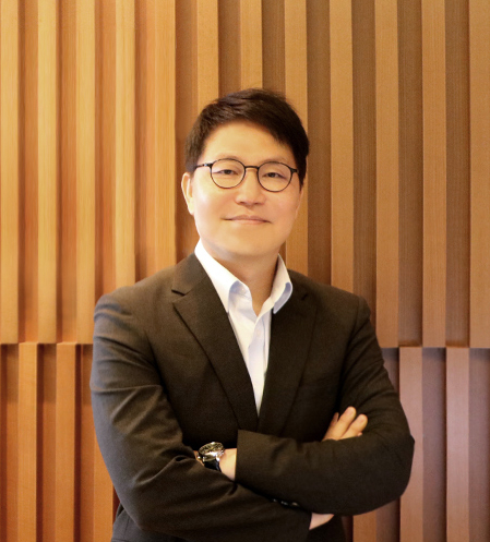 Lawyer Lee Yong-hae at law firm YH&CO. Lee previously worked as a television producer for 20 years before becoming a lawyer and also served as a Legal Counsel at Netflix Korea. [LEE YONG-HAE]