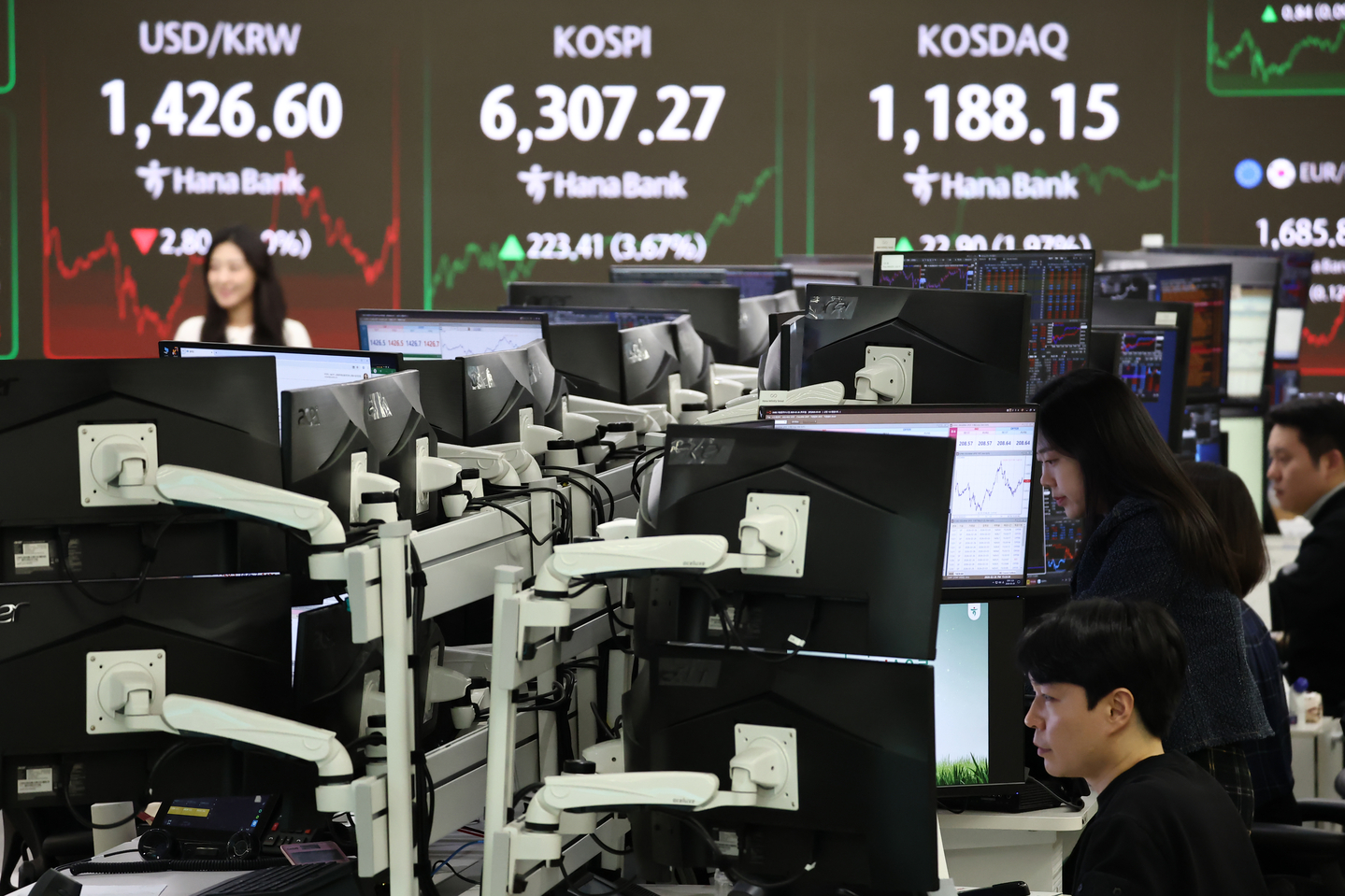 Electronic display boards at Hana Bank in central Seoul show Korea's financial markets on Feb. 26. [YONHAP]