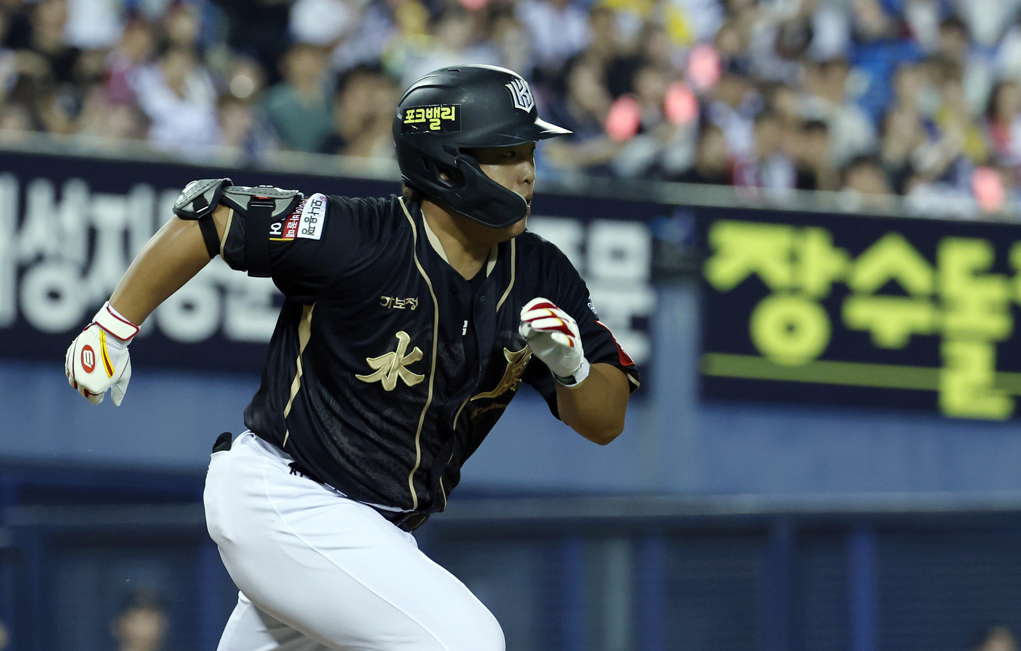 KT Wiz outfielder Kang Baek-ho runs to first after hitting an RBI single during a KBO game against the LG Twins at Jamsil Baseball Stadium in southern Seoul on Sept. 11, 2025. [NEWS1] 