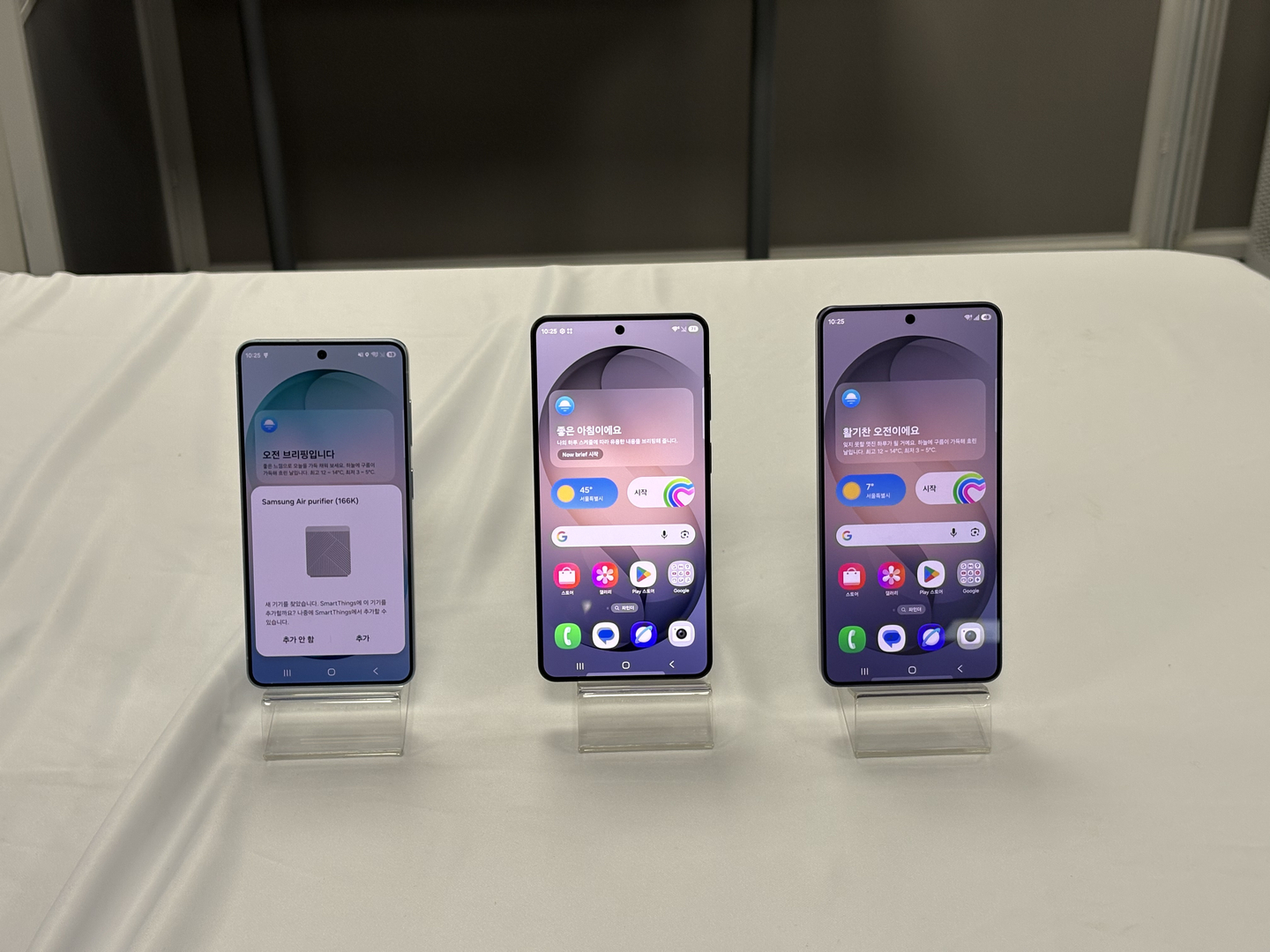 From left, the Galaxy S26 base, Plus and Ultra models are displayed at a press briefing held at the company’s Taepyeongro building in central Seoul on Feb. 26. Samsung Electronics this time unified the physical design and gave all three models curved edges, a departure from prior lineups, when the Ultra variant featured sharper edges. [LEE JAE-LIM]