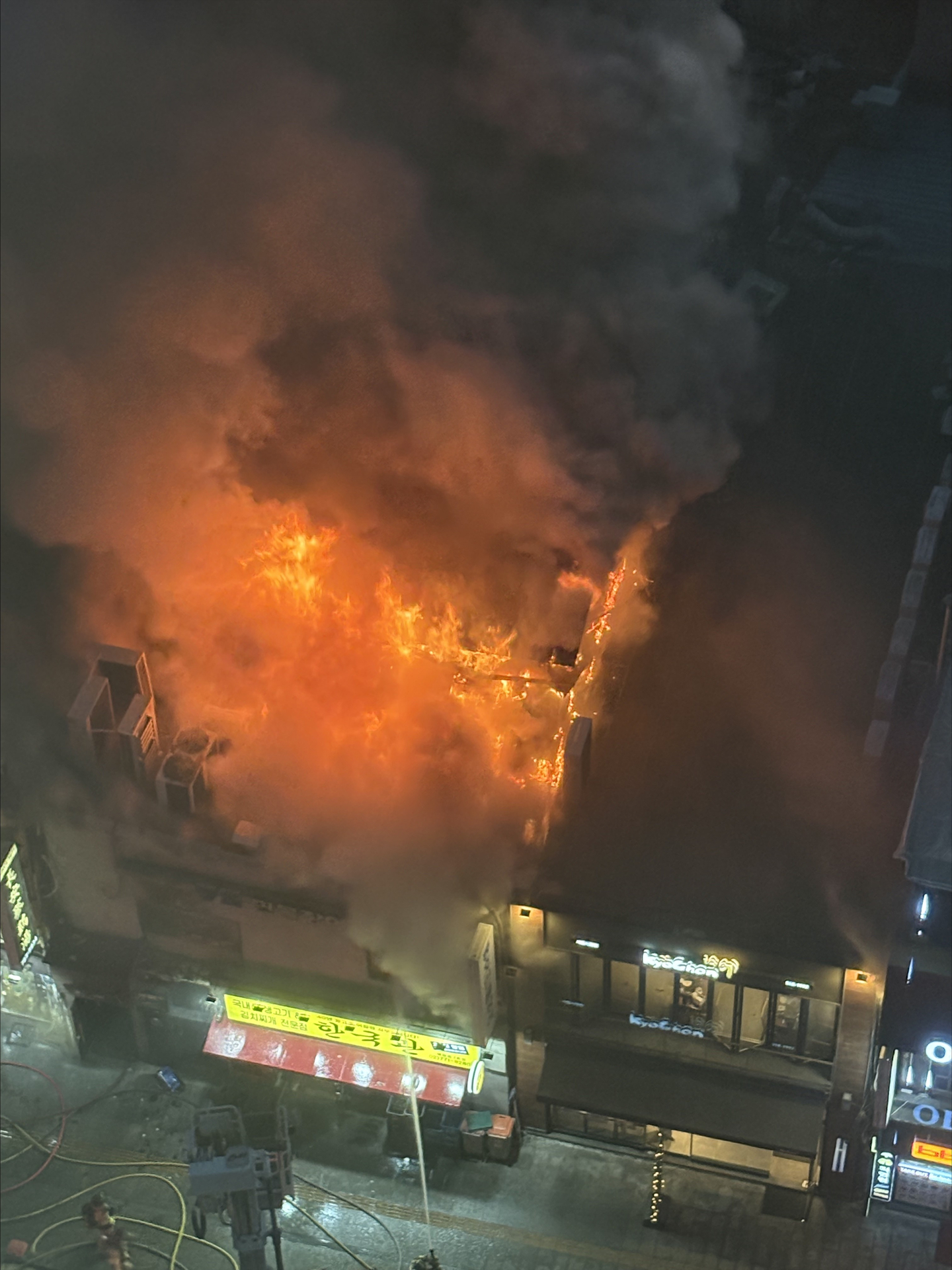 A fire breaks out at a commercial building in Bukchang-dong, Jung District, central Seoul, in the evening of Feb. 26. [YONHAP]