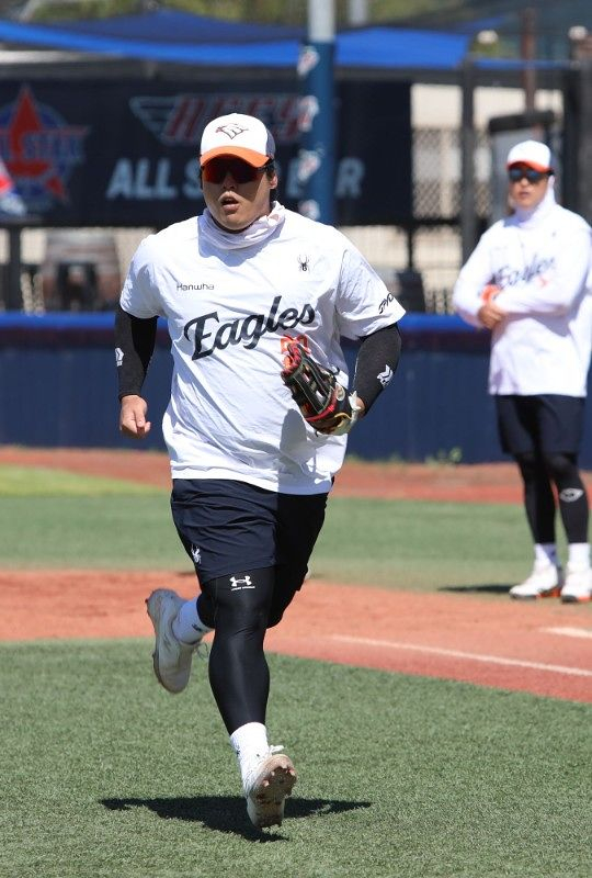 Kang Baek-ho takes part in the Hanwha Eagles’ spring training camp in Okinawa, Japan. [HANWHA EAGLES]