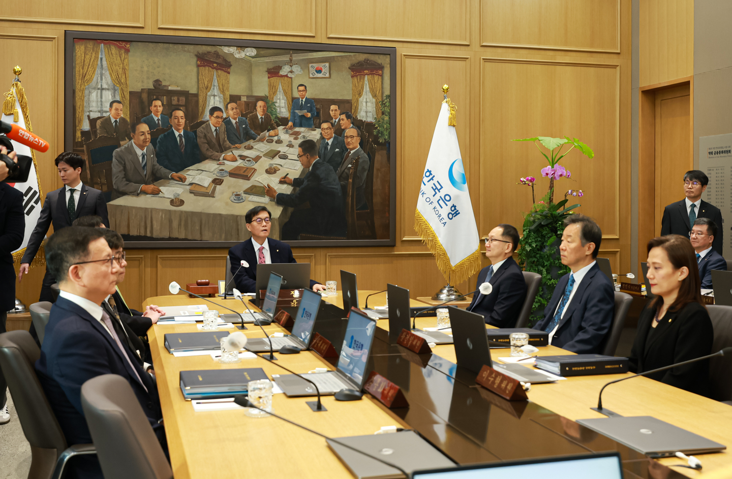 Bank of Korea Gov. Rhee Chang-yong chairs a monetary policy board meeting at the central bank on Feb. 26. The board kept the rate unchanged at 2.5 percent. [BOK]