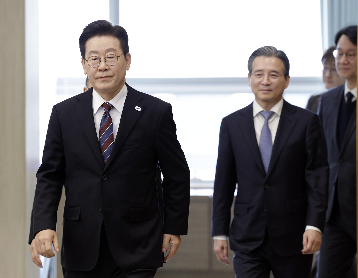 South Korean President Lee Jae Myung enters a senior aides’ meeting at the Blue House in central Seoul on Feb. 26. [YONHAP]