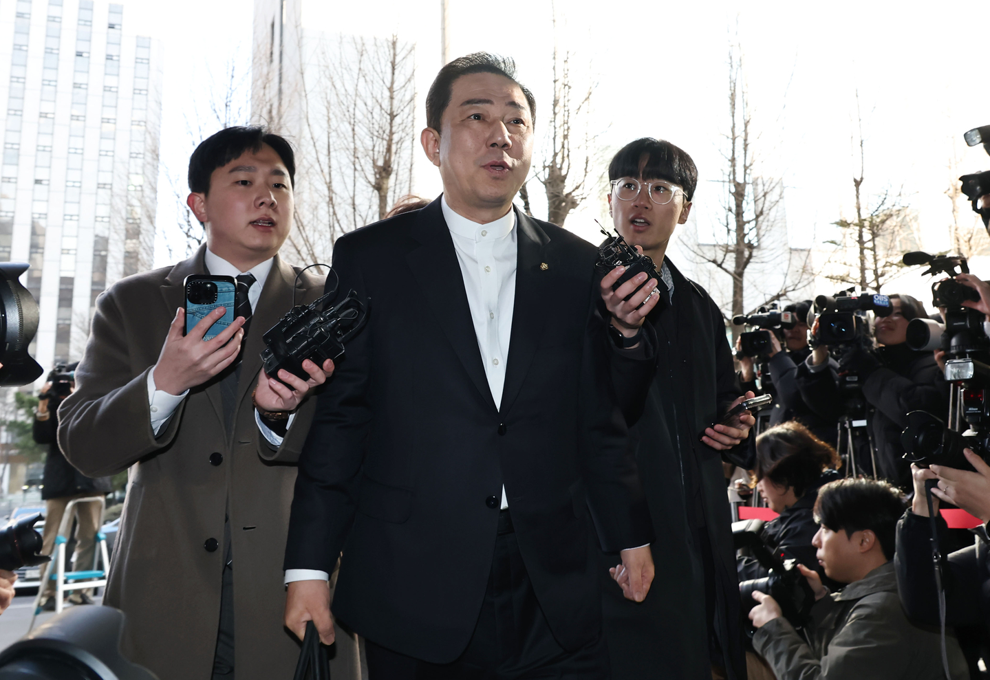 Independent lawmaker Kim Byung-kee, center, arrives at the Seoul Metropolitan Police Agency's Public Crime Investigation Unit in western Seoul on Feb. 26, to be questioned about various allegations of misconduct. [YONHAP] 