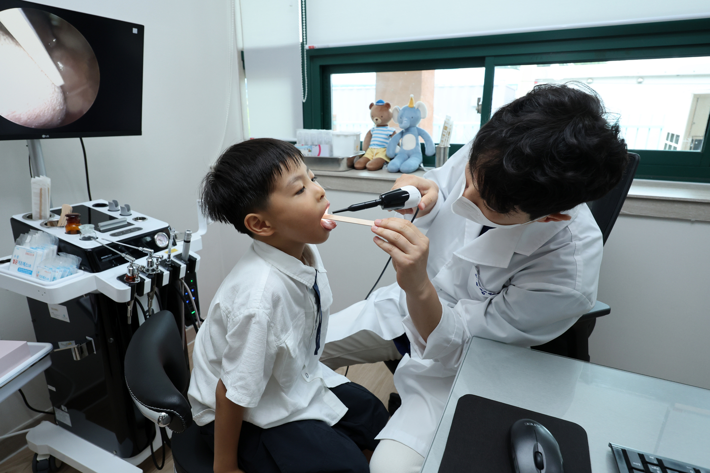 A pediatrician examines a child at a medical center in Gokseong County, South Jeolla, on Aug. 27, 2024. [YONHAP]