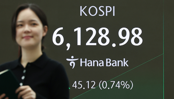 Korea's benchmark Kospi starts higher on the morning of Feb. 26. Numbers are shown on a dashboard inside a Hana Bank branch in central Seoul. [NEWS1]