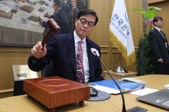 Bank of Korea Governor Rhee Chang-yong bangs the gavel during a monetary policy board meeting at the Bank of Korea headquarters in Jung District, central Seoul, on Feb. 26. [JOINT PRESS CORPS]