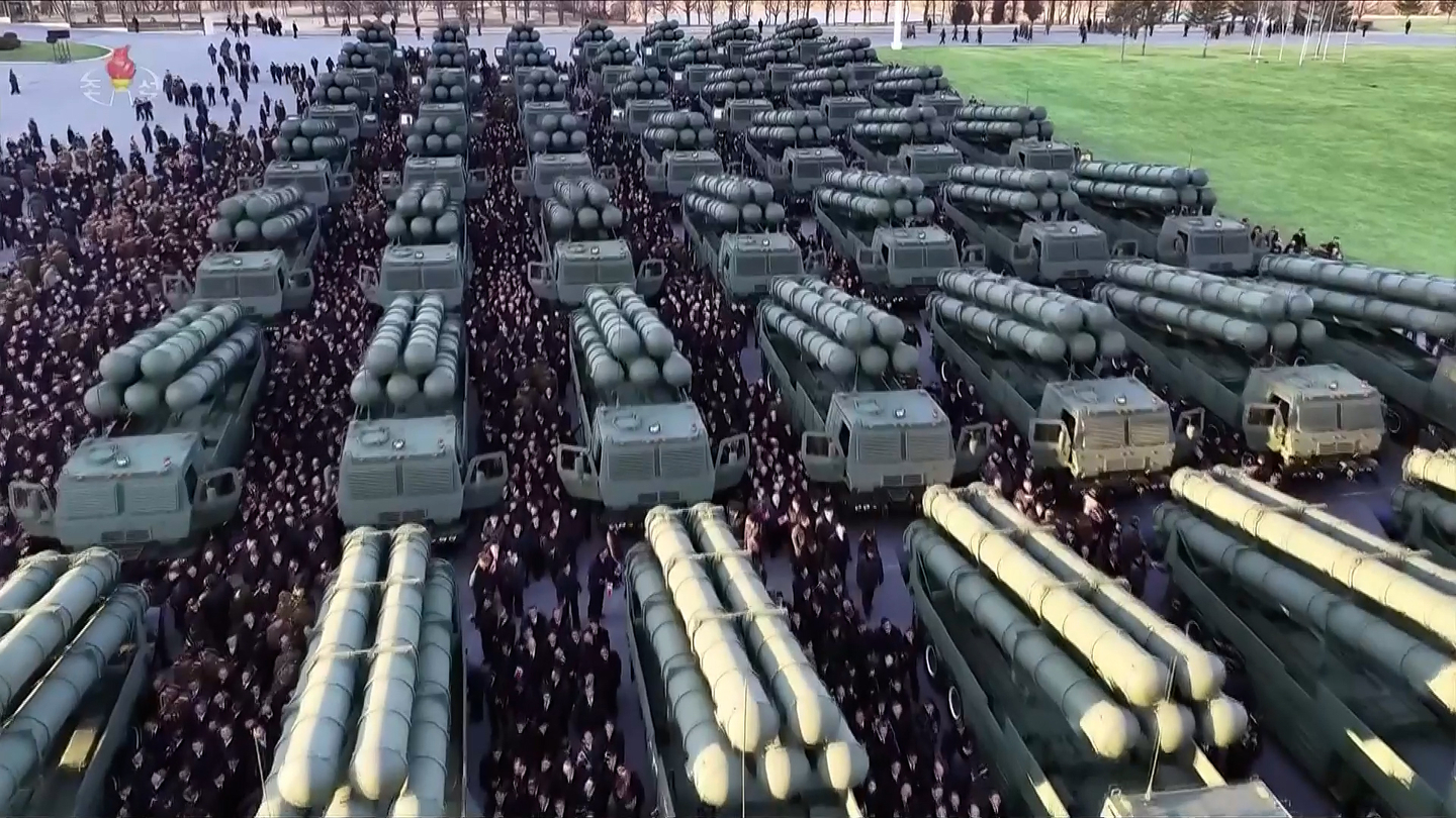North Korea’s state-run Korean Central Television (KCTV) reported on Feb. 19 that a ceremony was held on Feb. 18 at the April 25 House of Culture plaza in Pyongyang to present 50 units of 600-millimeter multiple rocket launchers to the Workers’ Party of Korea during its ninth congress, with leader Kim Jong-un in attendance. [YONHAP]