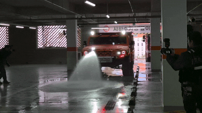 A low-floor fire truck sprays water as it enters a parking lot during a demonstration at the Seoul Metropolitan Fire Academy in Eunpyeong District, northern Seoul, on Feb. 26. [CHO JUNG-WOO]
