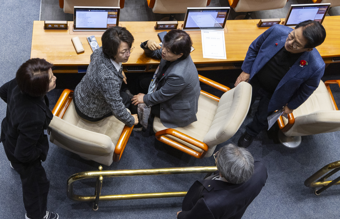 Lawmakers attend a plenary session of the National Assembly at the National Assembly in Yeouido, western Seoul, on Feb. 25. [YONHAP]