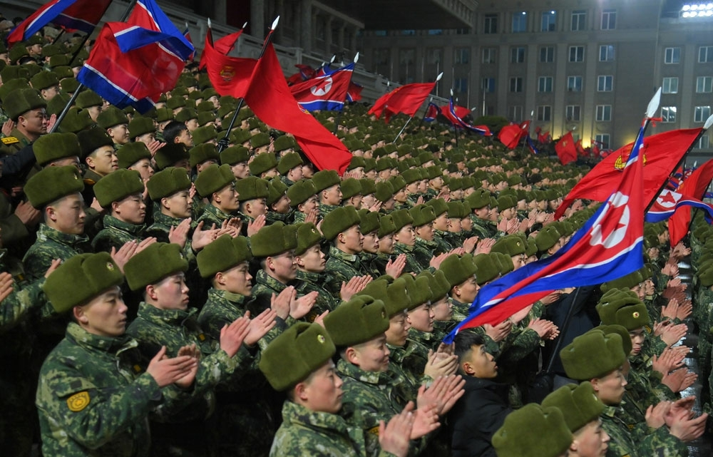 North Korean soldiers clap during a youth parade at Kim Il Sung Square in Pyongyang on Jan. 18, in this photo carried by the state-run Rodong Sinmun. [NEWS1]
