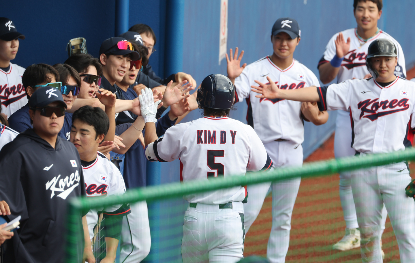 The Korean national baseball team celebrates after a home run in a scrimmage on Feb. 26, ahead of the World Baseball Classic. [YONHAP]