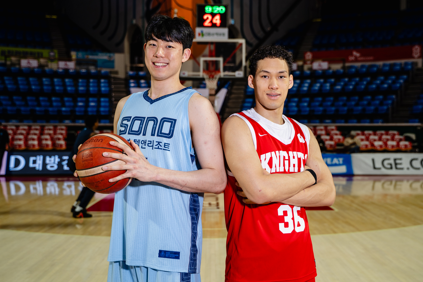 Goyang Sono Skygunners center Kang Ji-hoon, left, poses for photos with Seoul SK Knights power forward Daniel Edi at Jamsil Students' Gymnasium in southern Seoul. [SEOUL SK KNIGHTS]
