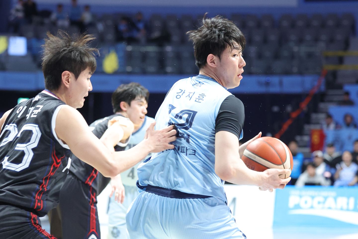 Goyang Sono Skygunners center Kang Ji-hoon, right, in action durin a KBL game against Ulsan Hyundai Mobis Phoebus at Goyang Sono Arena in Goyang, Gyeonggi on Jan. 27. [YONHAP] 