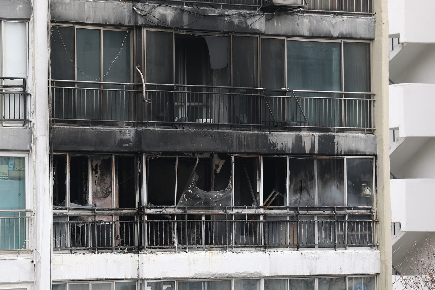 One person died and at least three others were injured after a fire broke out at the Eunma Apartment complex in Daechi-dong, Gangnam District, southern Seoul, on Feb. 24. [YONHAP]  