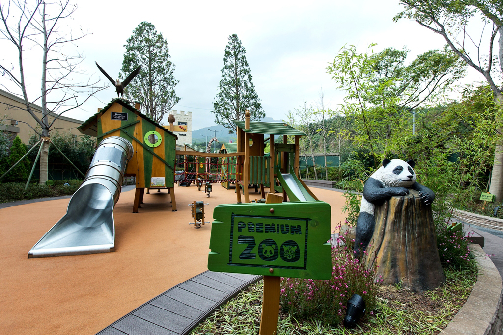 Samjung The Park is shown at its opening in 2014. The zoo closed in April 2020 after continued operating losses. [JOONGANG ILBO]