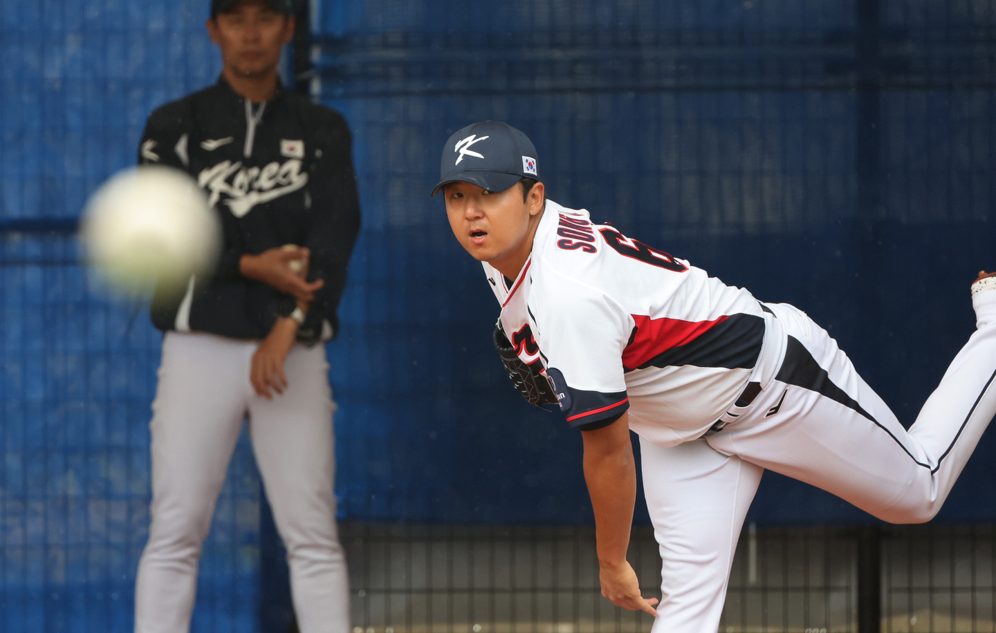 Korea's Song Seung-ki throws a pitch in a game in Okinawa, Japan, on Feb. 27. [YONHAP]