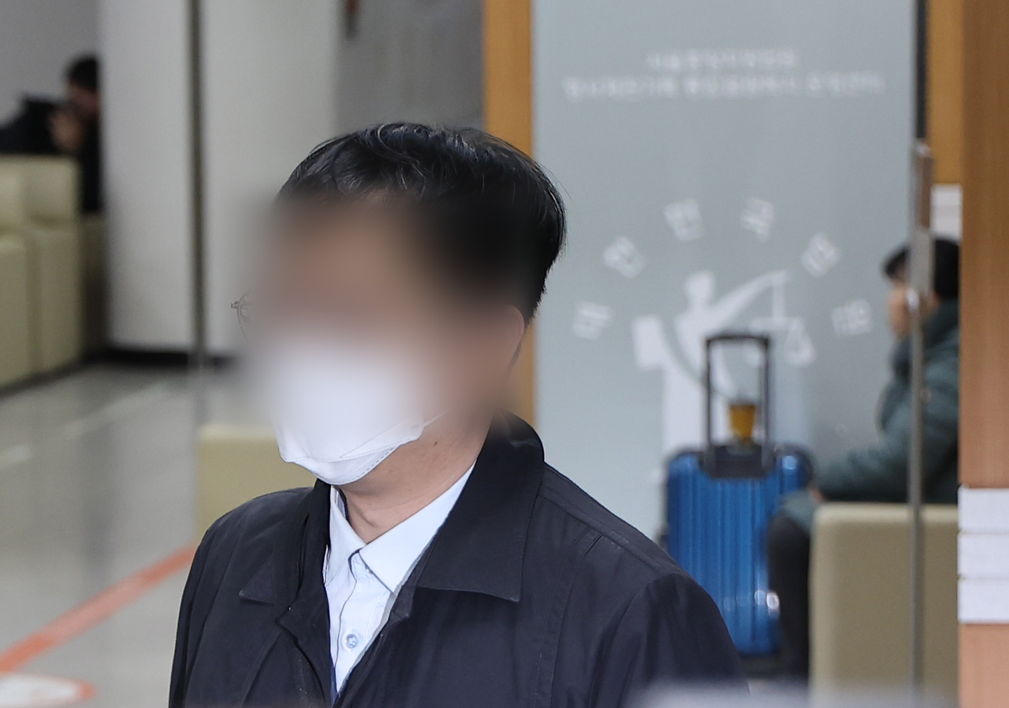 A graduate student surnamed Oh, accused of sending drones into North Korea and escalating inter-Korean tensions, enters the Seoul Central District Court in Seocho District, southern Seoul, on Thursday for an arrest warrant hearing on Feb. 26. [YONHAP]