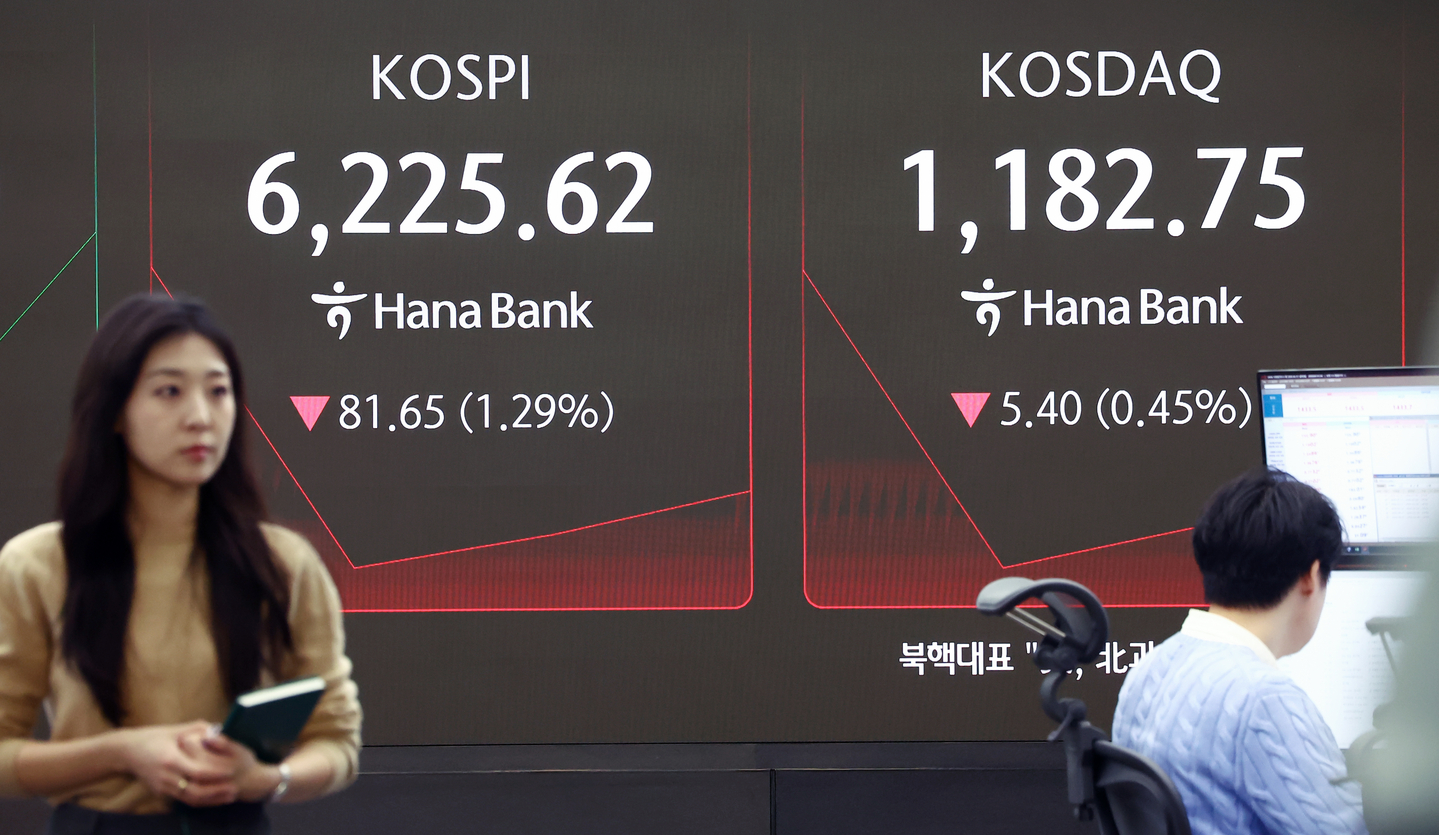 A screen in Hana Bank's trading room in central Seoul shows the Kospi and Kosdaq opening on Feb. 27. [NEWS1]