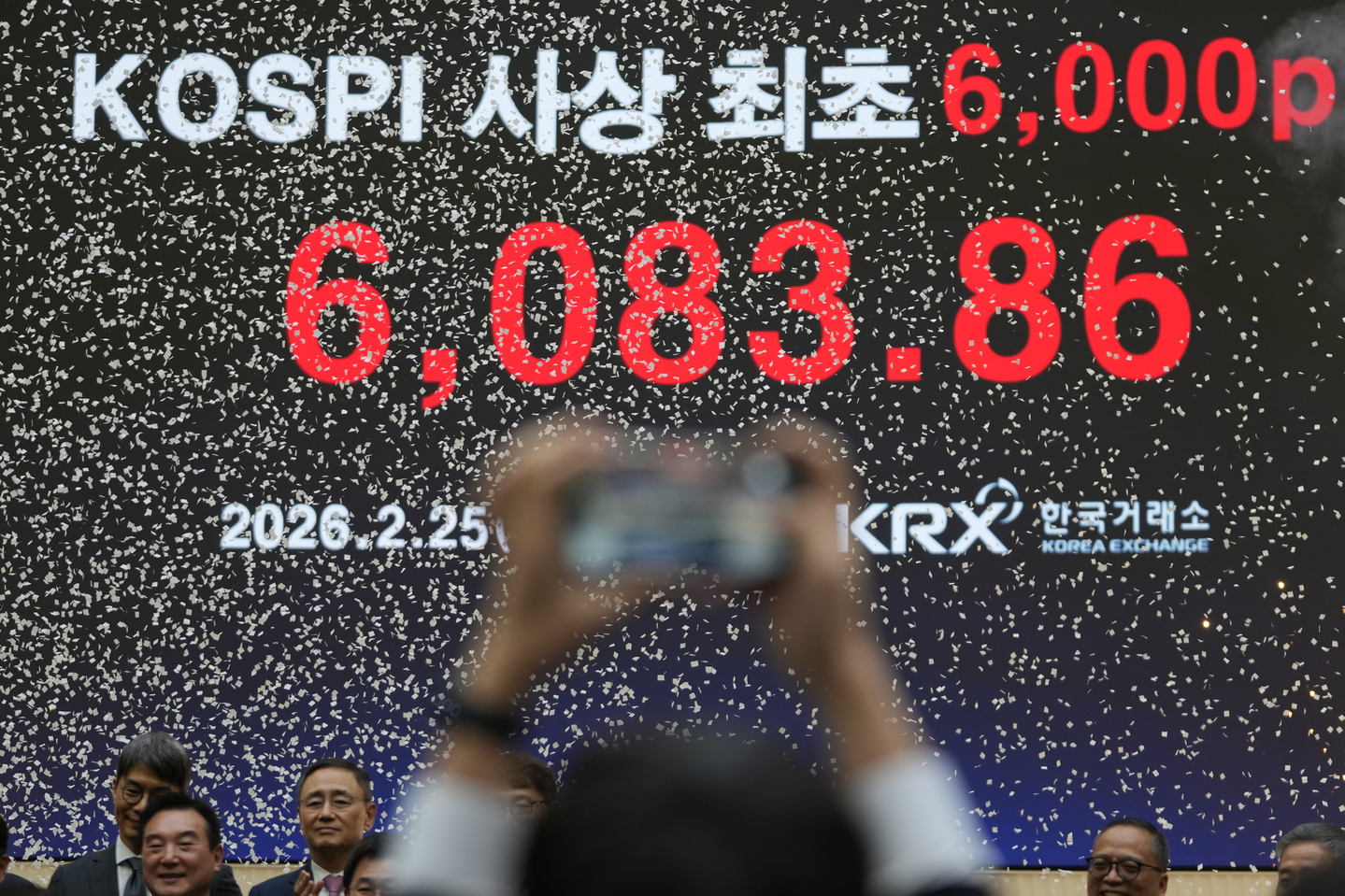 A screen shows the Kospi at over 6,000 points during a ceremony at the Korea Exchange in central Seoul on Feb. 25. [AP/YONHAP] 