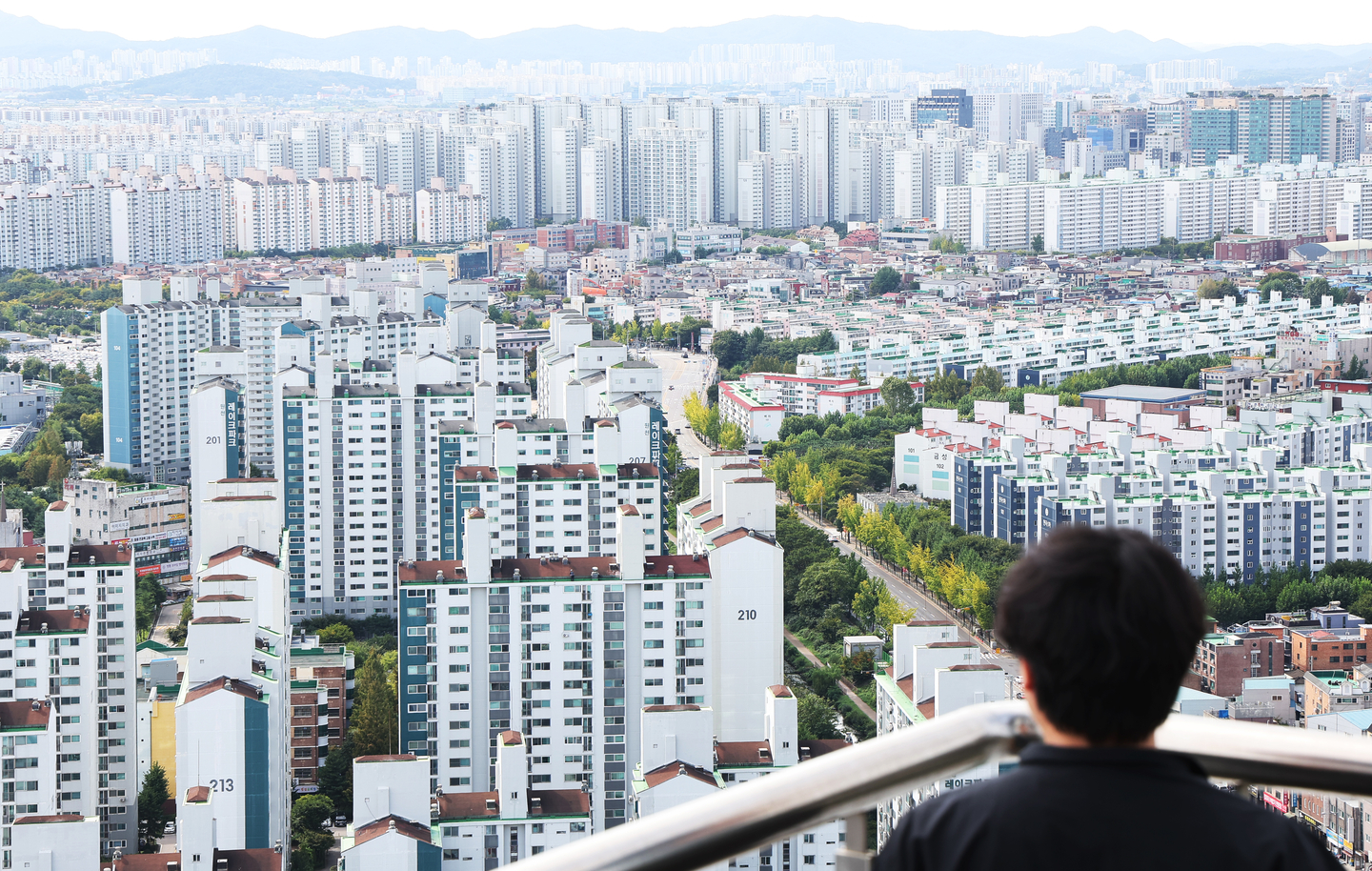 Apartments in Suwon, Gyeonggi are seen on Oct. 15, 2025. [YONHAP] 