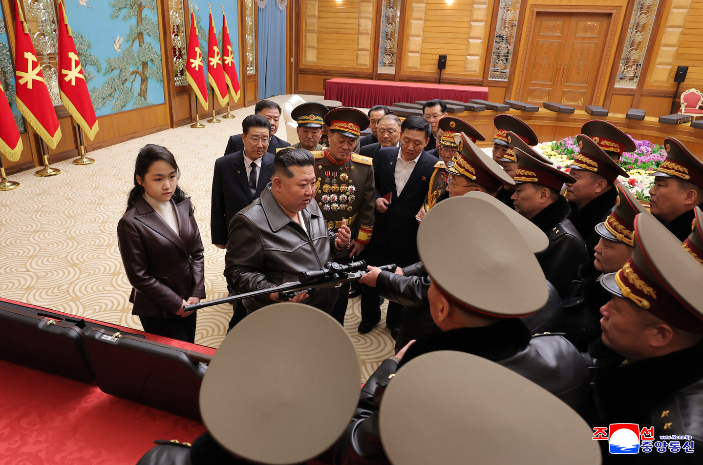 North Korea's leader Kim Jong-un, center, presents a new type of sniper rifle to major party and military officials as ″special gifts″ on Feb. 28 in this photo carried by North Korea's official Korean Central News Agency the previous day. [YONHAP]