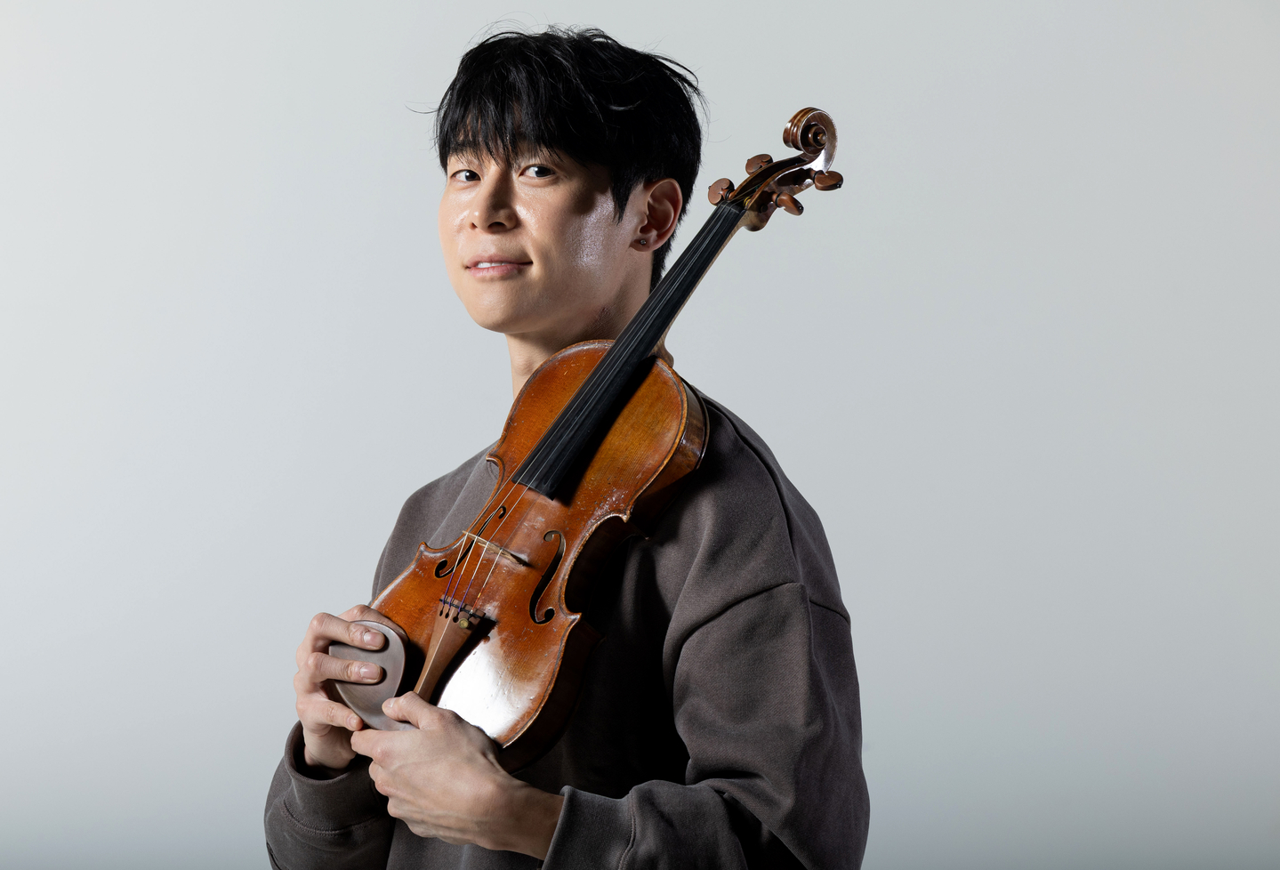 Violinist Danny Koo poses for a photo during an interview with the JoongAng Ilbo in Mapo District, western Seoul, on Feb. 23. [JANG JIN-YOUNG]