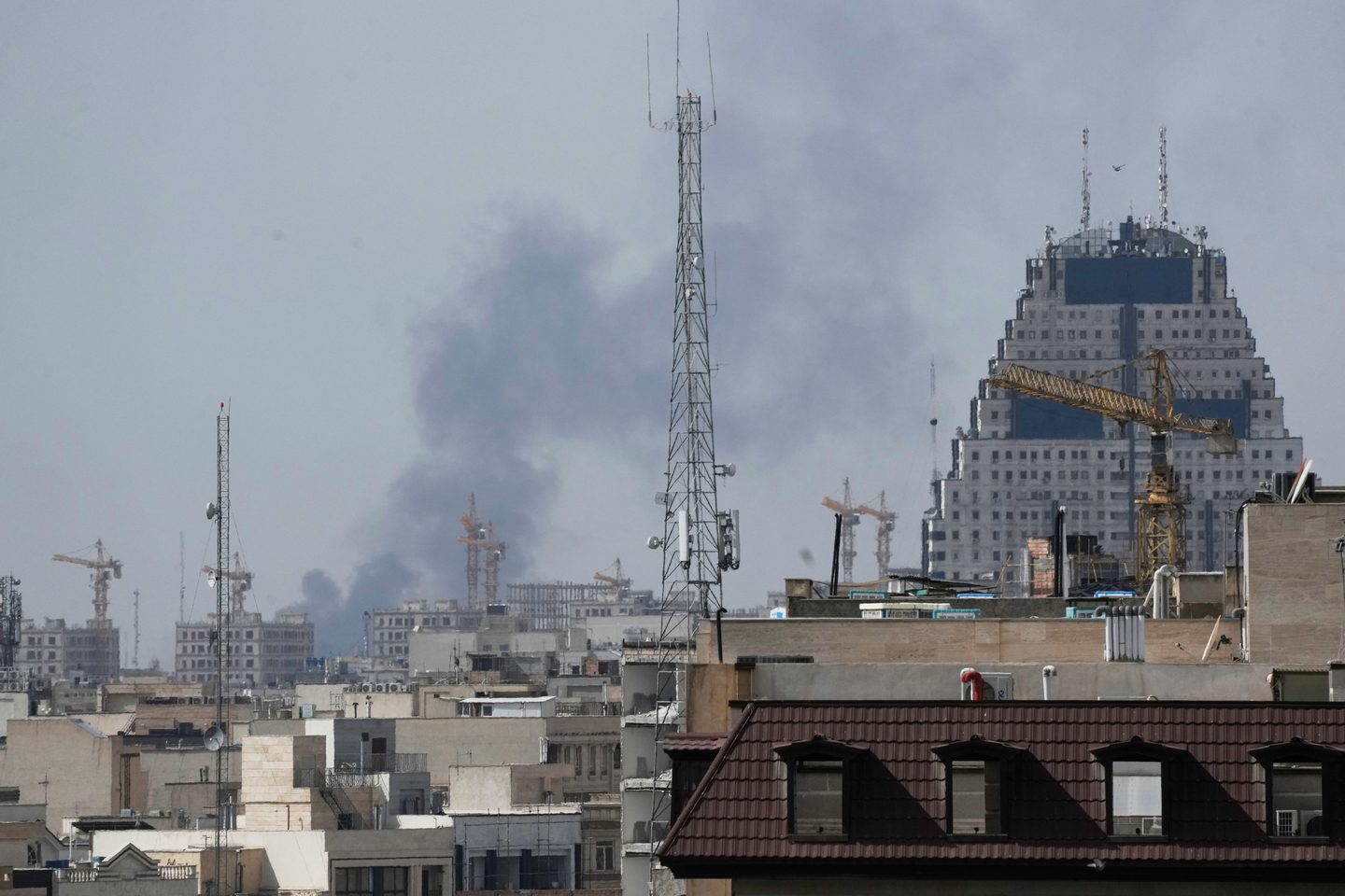 Smoke rises on the skyline after an explosion in Tehran, Iran, on Feb. 28. [AP/YONHAP]