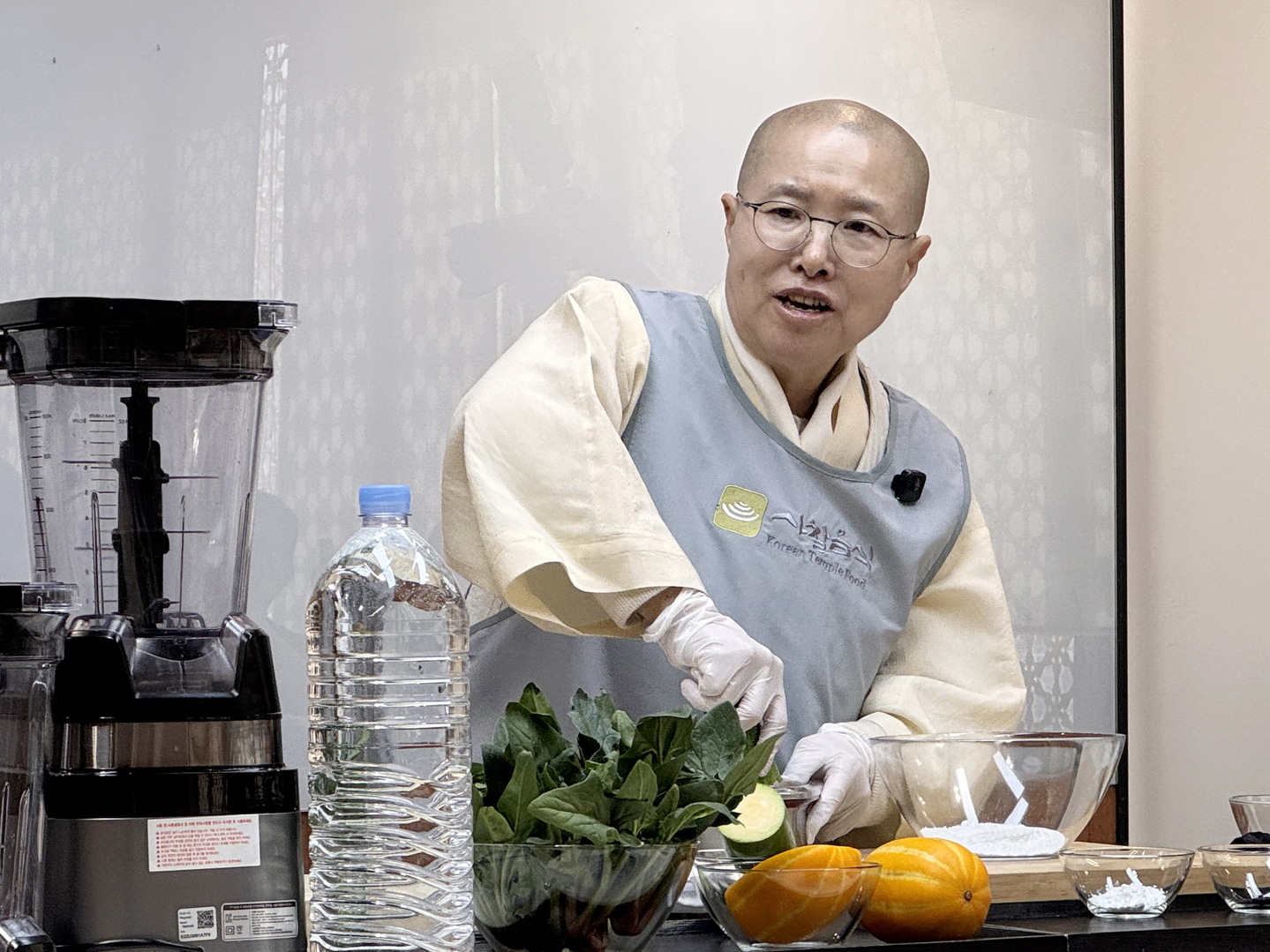 Vernerable Seonjae makes pine nut noodles during a media event held at Temple Cuisine Culture Experience Center in Jongno District, central Seoul, on Feb. 26 [CULTURAL CORPS OF KOREAN BUDDHISM]