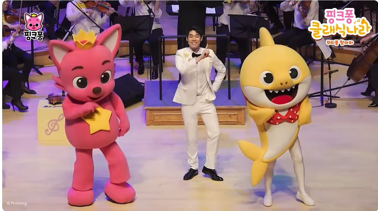 Violinist Danny Koo, center, is seen during the Pinkfong Classic Country performance. [SCREEN CAPTURE]