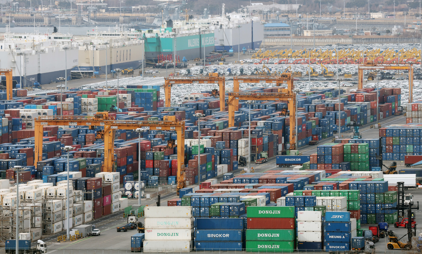 Export containers sit stacked at Pyeongtaek Port in Pyeongtaek, Gyeonggi on Feb. 23. [NEWS1] 