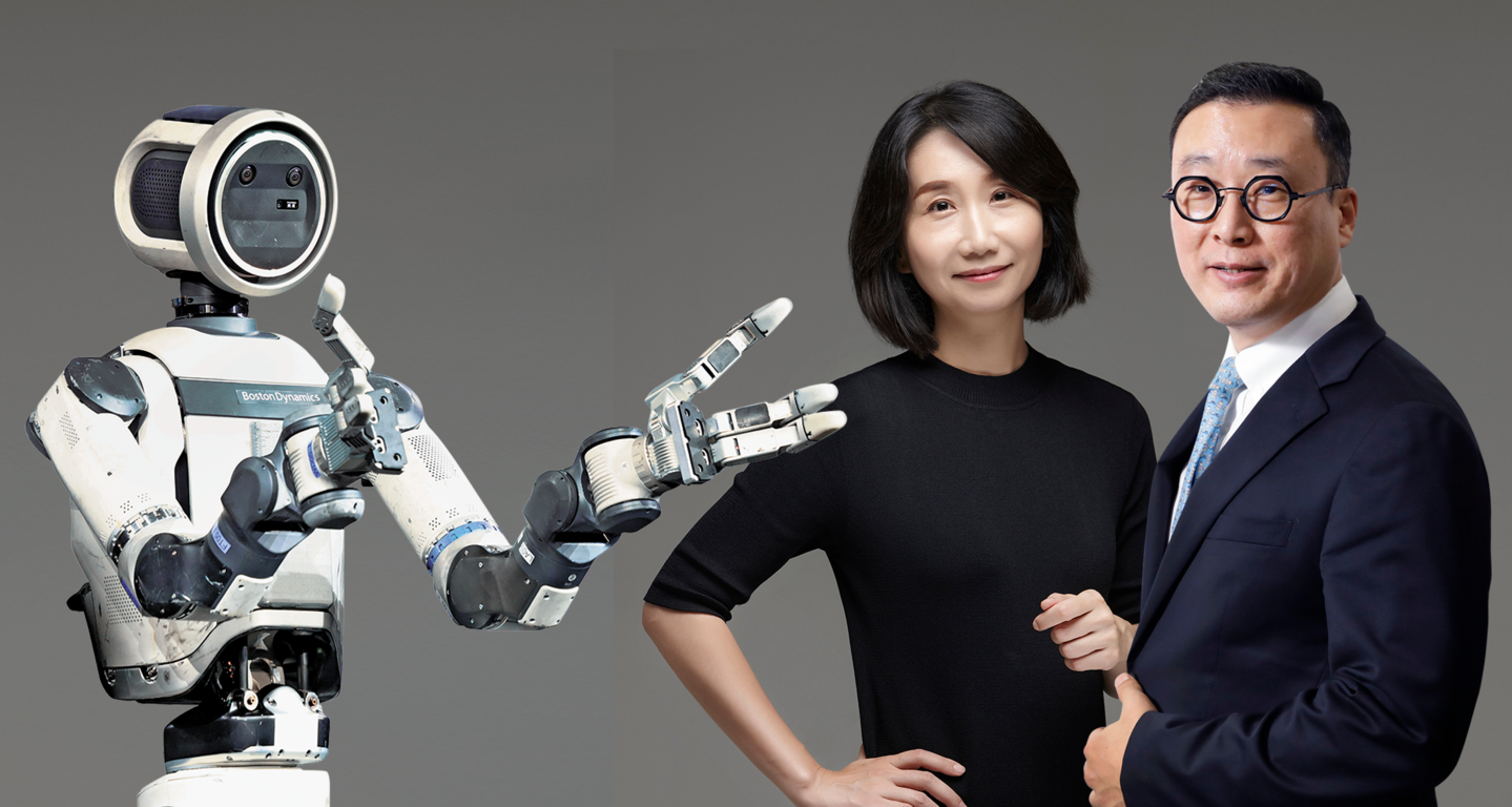 From left, an Atlas humanoid robot, Esther Yim, senior analyst at Samsung Securities, and Koh Tae-bong, executive director at the research headquarters of iM Securities. [YOMHAP/SAMSUNG SECURITIES/PARK SANG-MOON]