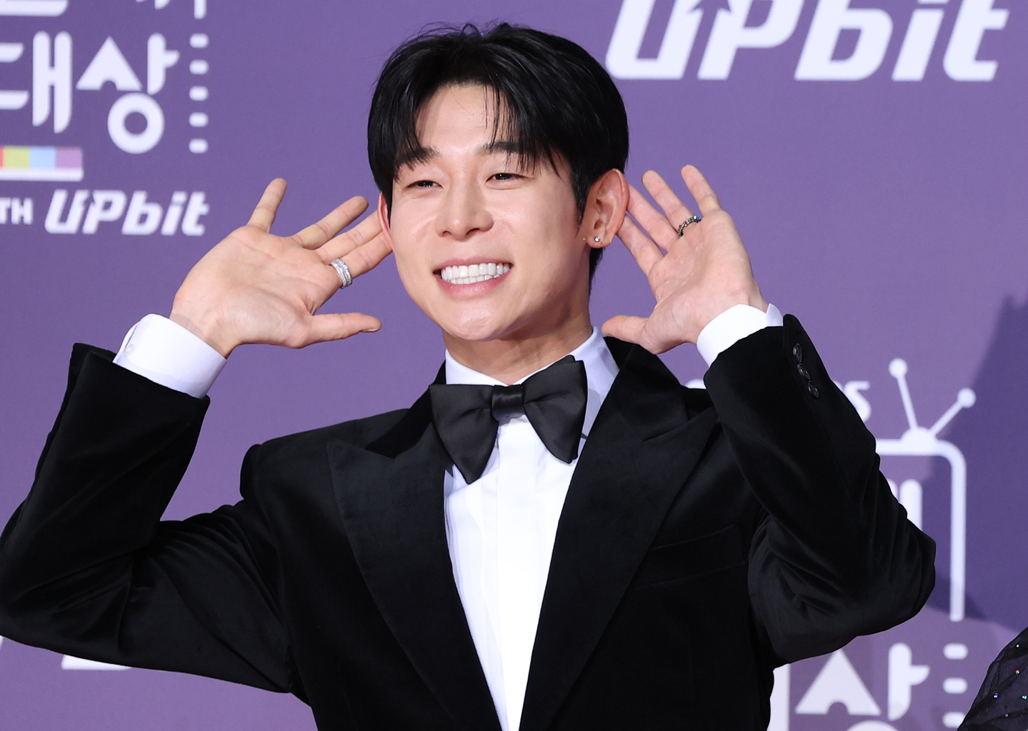 Violinist Danny Koo poses for a photo on the red carpet of the 2025 SBS Entertainment Awards at SBS Prism Tower in Mapo District, western Seoul, on Dec. 30, 2025. [NEWS1]